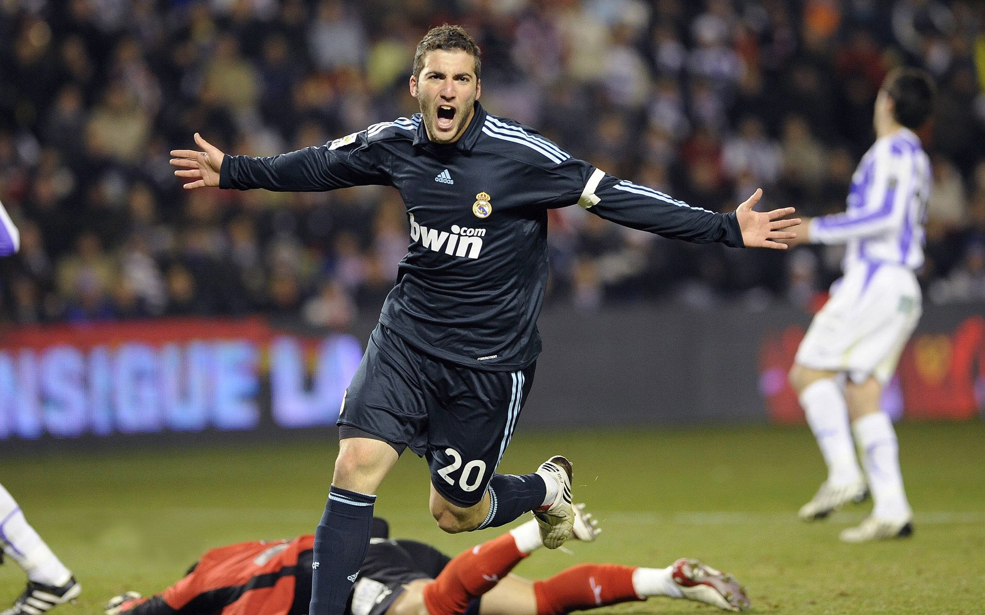 赛道上的逆袭，阿斯顿马丁鏖战威廉姆斯，塞恩斯带队取胜